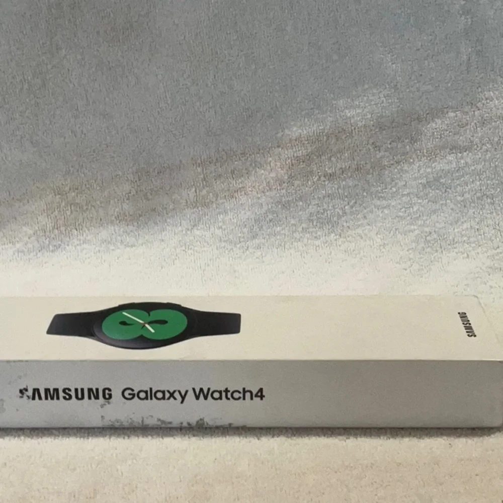Samsung Galaxy Watch4 - Black and Green